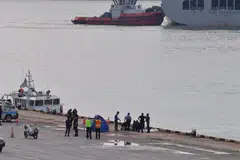 MASIH DISIASAT: Seorang lelaki ditemui tidak bergerak di Keppel Terminal semalam, dan kemudian disahkan meninggal dunia. - Foto THE STRAITS TIMES