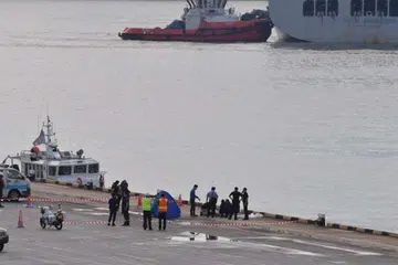 MASIH DISIASAT: Seorang lelaki ditemui tidak bergerak di Keppel Terminal semalam, dan kemudian disahkan meninggal dunia. - Foto THE STRAITS TIMES