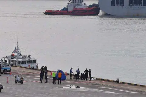 MASIH DISIASAT: Seorang lelaki ditemui tidak bergerak di Keppel Terminal semalam, dan kemudian disahkan meninggal dunia. - Foto THE STRAITS TIMES