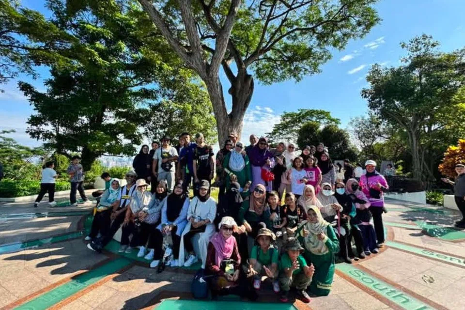 Masjid Darussalam menganjurkan acara jalan santai di Henderson Waves bagi menggalak kegiatan sihat bagi jemaah.