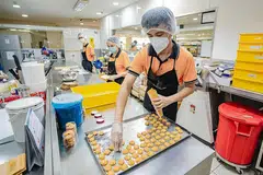 KONSEP PEKERJAAN DIPERLUAS: Metta Cafe menyediakan peluang pekerjaan dalam suasana yang terlindung bagi lulusan sekolah pendidikan khas. Lebih banyak laluan kerja, termasuk pekerjaan di rumah dan masyarakat, yang akan diiktiraf di bawah sukatan pendidikan vokasional yang baru. - Foto BM oleh NUR DIYANA TAHA