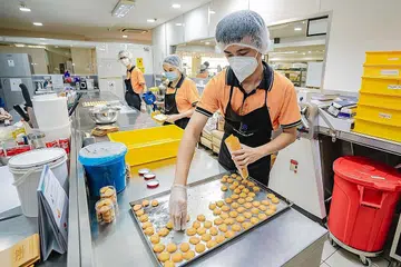 KONSEP PEKERJAAN DIPERLUAS: Metta Cafe menyediakan peluang pekerjaan dalam suasana yang terlindung bagi lulusan sekolah pendidikan khas. Lebih banyak laluan kerja, termasuk pekerjaan di rumah dan masyarakat, yang akan diiktiraf di bawah sukatan pendidikan vokasional yang baru. - Foto BM oleh NUR DIYANA TAHA