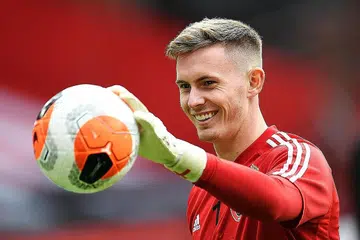 USAHA TARIK BAKAT HANDALAN: Lampard sangat berminat menarik Dean Henderson (atas) ke Stamford Bridge kerana mendapati bakat besar yang ada pada pemain berusia 23 tahun itu. - Foto fail AFP, REUTERS