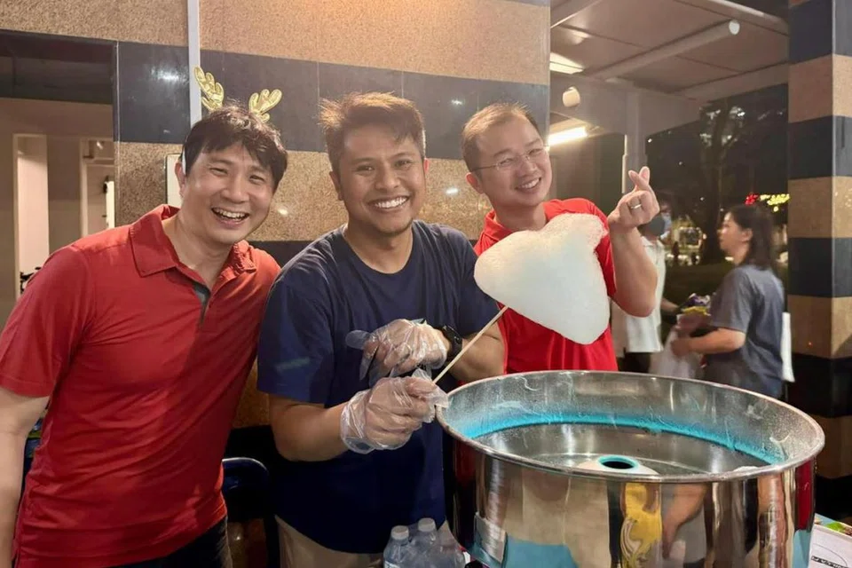 Encik Abdul Muhaimin Abdul Malik (tengah) bersama AP GRC Sengkang, Encik Jamus Lim (kiri) dan Encik Louis Chua, di sebuah acara Krismas. Beliau mungkin menggantikan tempat Cik Raeesah Khan, yang mengundurkan diri sebagai AP GRC itu pada November 2021.