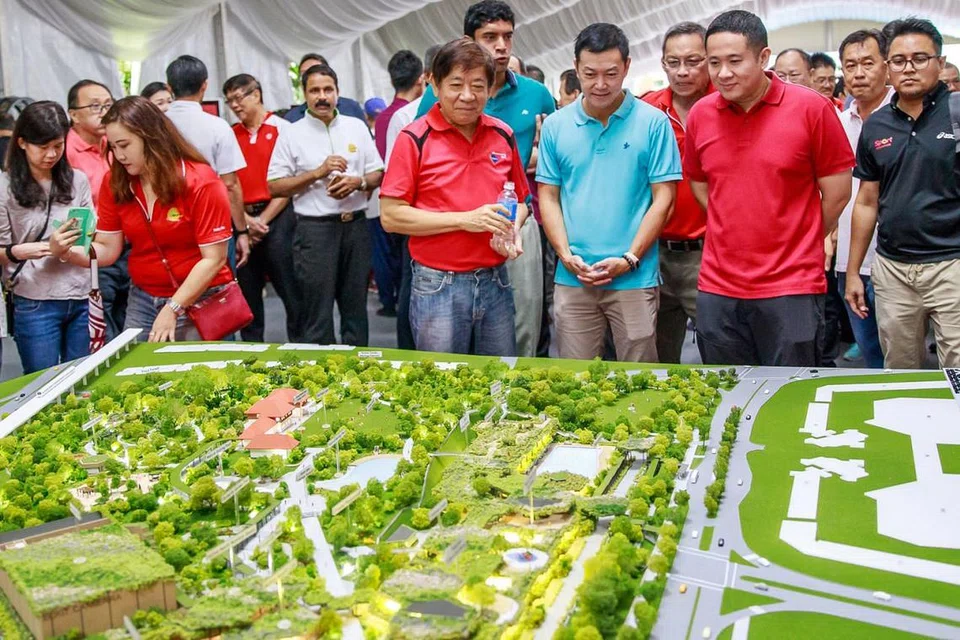 HAB DIPENUHI TUMBUHAN HIJAU: (Gambar atas dari kiri, berbaju merah dan memegang botol air) Encik Khaw Boon Wan, Encik Vikram Nair, Dr Lim Wee Kiak, dan juga Encik Amrin Amin sempat meneliti model seni bina hab bersepadu ini di acara pecah tanahnya yang berlangsung Ahad lalu. - Foto HAB SUKAN DAN MASYARAKAT SEMBAWANG 