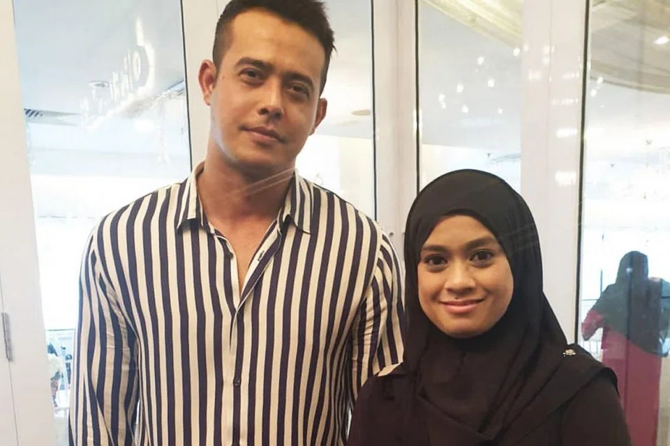 CARI JAWAPAN TEKA-TEKI: Sebagai peminat novel dan 'ulat buku', Cik Asliani Abdul Ghani (kanan) kagum dengan ulitan plot filem Misteri Dilaila yang membuatnya berfikir sehingga beliau menontonnya lapan kali. Cik Asliani menemui pelakon utama, Zul Ariffin di sesi beramah-tamah dengan pengarah, penerbit dan pelakon Misteri Dilaila. - Foto ihsan ASLIANI ABDUL GHANI
