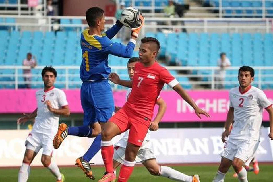 PERLU BANGKIT: Walau gagal menjaringkan gol semasa bertemu Tajikistan, Sahil Suhaimi (jersi merah) dan rakan sepasukan perlu pantas bangkit dan berjuang apabila bertemu Oman untuk memelihara riwayat dalam Kumpulan C. - Foto THE STRAITS TIMES