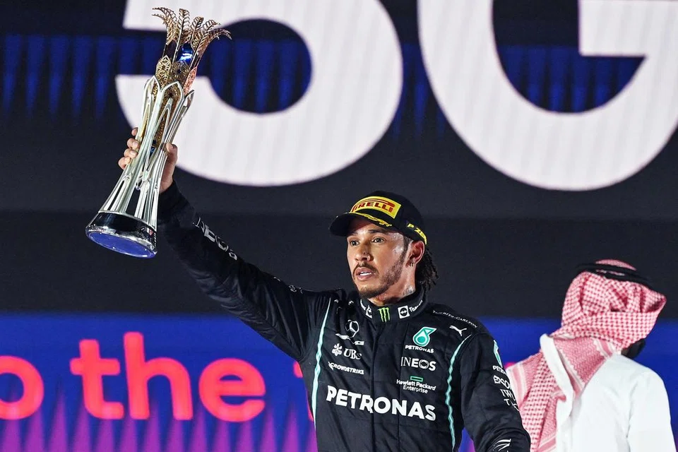Lewis Hamilton baru sahaja menandatangani kontrak lanjutan dua tahun bersama Mercedes. 