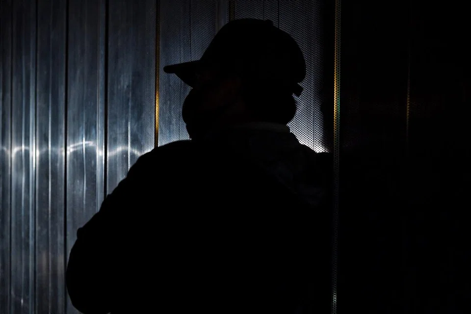 Seorang warga Singapura berusia 18 tahun yang sebelum ini telah ditahan pada Disember 2022 kerana menjadi radikal sendiri, telah dibebaskan dengan Arahan Penggantungan (SD) pada Disember 2025 di bawah Akta Keselamatan Dalam Negeri (ISA).