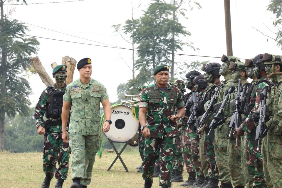 Komander Divisyen Singapura ketiga (3 Div) SAF, Brigedier Jeneral (BG) Cai Dexian (dua dari kiri) dan Komander Konstrad TNI AD, Leftenan Jeneral (LT-GEN) Mohamad Hasan (tiga dari kiri) memeriksa tentera SAF dan TNI-AD semasa upacara penutup di Salatiga, Jawa Tengah, Indonesia.