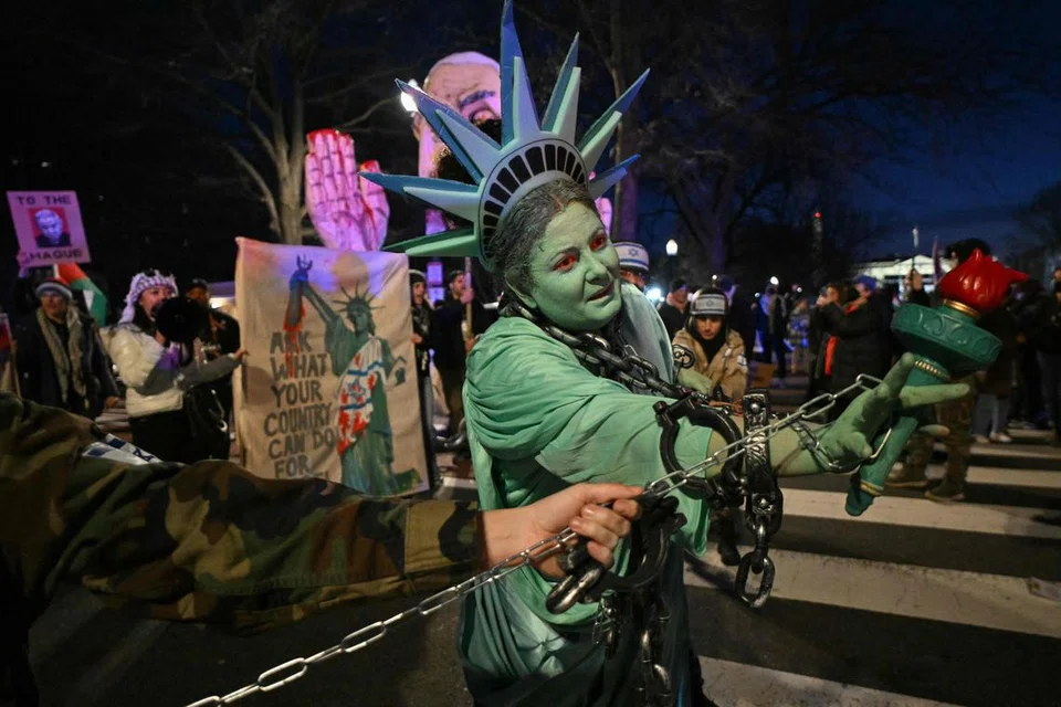 Seorang aktivis yang berpakaian seperti Patung Liberty menyertai perhimpunan menyokong rakyat Palestin dalam demonstrasi ‘Tahan Netanyahu di Rumah Putih’ berhampiran Rumah Putih di Washington, DC, pada 4 Februari