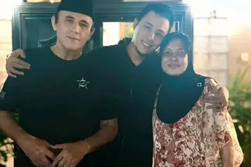 Kepulangan Syamsul Yusof (tengah) disambut dengan tangan terbuka oleh keluarga iaitu bapanya, Datuk Yusof Haslam (kiri) dan ibunya, Datin Patimah Ismail, selepas sekian lama tidak bersua muka.