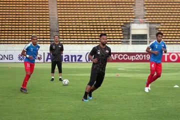 TUGAS BESAR: Noh Rahman (tengah) mahu pemainnya terus mempamerkan persembahan cemerlang apabila menentang Albirex petang ini. - Foto HOME UNITED