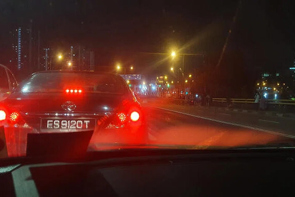 KESESAKAN DAHSYAT: Jam menunjukkan masa 11.54 malam ketika gambar ini dipetik. Setelah hampir sembilan jam bertarung dengan kesesakan dahsyat di Johor Bahru, penulis akhirnya dapat menatap bangunan Pusat Pemeriksaan Woodlands dari Koswe.