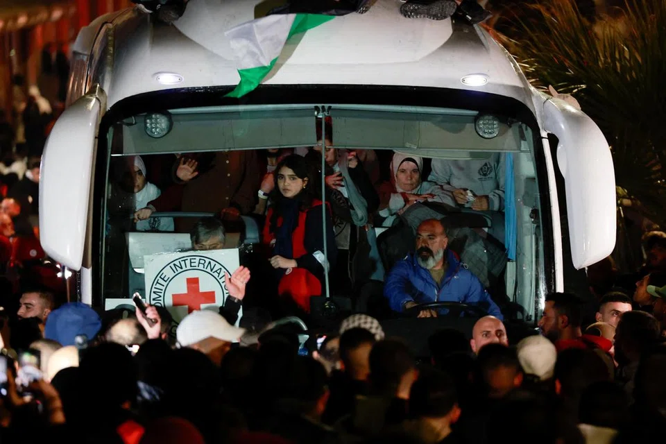 Tahanan Palestin yang dibebaskan menaiki sebuah bas selepas pembebasan mereka dari penjara Israel sebagai sebahagian daripada pertukaran tebusan-banduan dan perjanjian gencatan senjata di Gaza antara Hamas dan Israel, di luar penjara tentera Israel, Ofer, berhampiran Ramallah, di Tebing Barat yang diduduki Israel, 20 Januari 2025. 