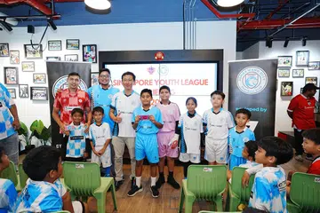 Menteri Kesihatan, Encik Ong Ye Kung (tiga dari kiri, belakang), melancarkan Kelab Bola Sepak (FC) Sembawang City serta jersi rasmi kelab itu di SPARKS@Bukit Canberra pada 26 Januari. Bersamanya ialah ketua jurulatih kelab itu, bekas pemain nasional Shaiful Esah (belakang, paling kiri); presiden kelab, Encik Farehan Hussein (belakang, dua dari kiri) dan Safura Qairiya Mohammad Nizar (tiga dari kanan).