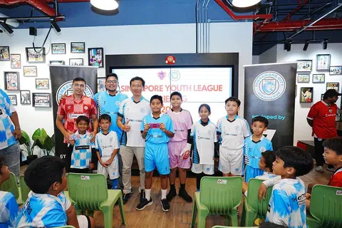 Menteri Kesihatan, Encik Ong Ye Kung (tiga dari kiri, belakang), melancarkan Kelab Bola Sepak (FC) Sembawang City serta jersi rasmi kelab itu di SPARKS@Bukit Canberra pada 26 Januari. Bersamanya ialah ketua jurulatih kelab itu, bekas pemain nasional Shaiful Esah (belakang, paling kiri); presiden kelab, Encik Farehan Hussein (belakang, dua dari kiri) dan Safura Qairiya Mohammad Nizar (tiga dari kanan).