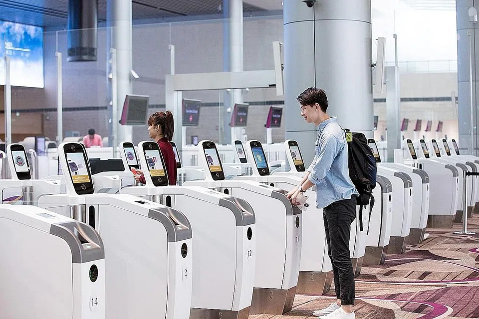 SISTEM AUTOMATIK: Sistem Cepat dan Lancar (FAST) untuk penumpang mendaftar masuk dengan menggunakan teknologi pengenalan wajah. - Foto CHANGI AIRPORT GROUP 