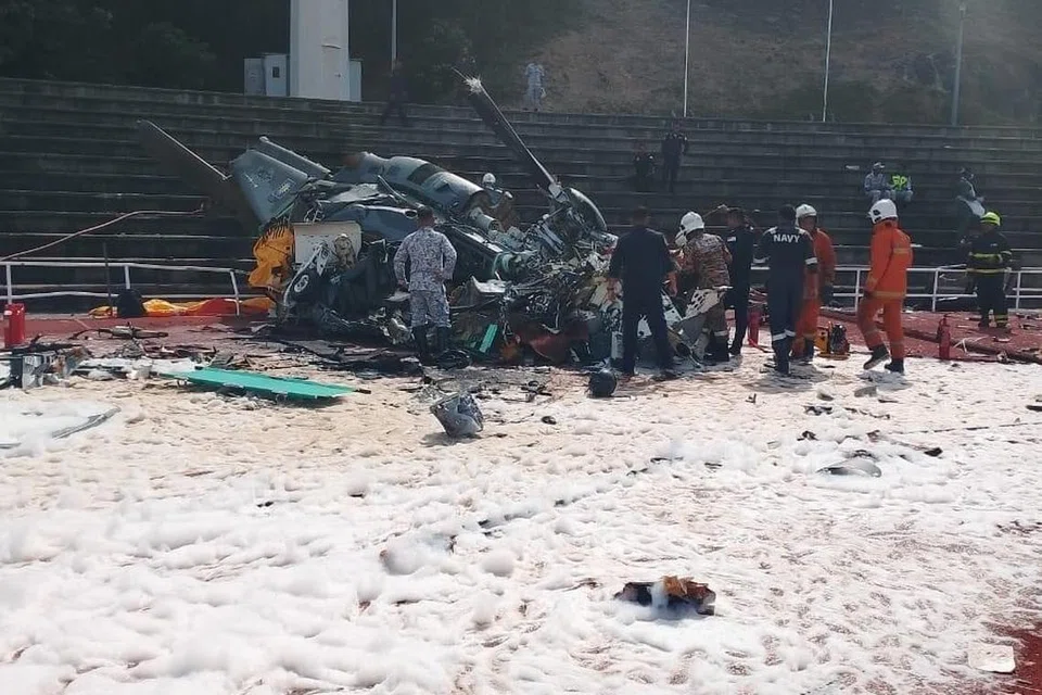 Anggota Jabatan Bomba dan Penyelamat Malaysia mengeluarkan mayat mangsa yang tersepit dalam nahas dua helikopter milik Angkatan Tentera Malaysia (ATM) bertembung sebelum terhempas di Kem Tentera Laut Diraja Malaysia (TLDM) Lumut, Perak, pada 23 April.