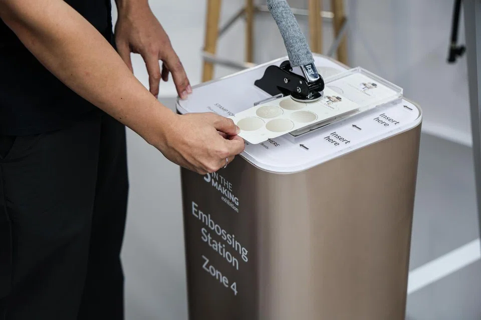 Para pengunjung boleh menggunakan ‘pas penerbangan’ masing-masing untuk mendapatkan lima cop di setiap zon, untuk dibawa pulang sebagai cenderamata.