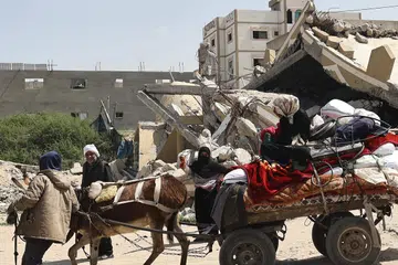 Penduduk Palestin terpaksa melarikan diri dari Rafah ke Khan Younis di selatan Gaza pada 2 April apabila tentera Israel melancarkan serangan bagi merampas bumi Rafah, sebahagian dari zon keselamatan barunya di Gaza.