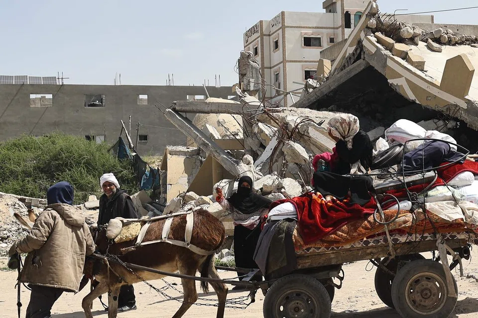 Penduduk Palestin terpaksa melarikan diri dari Rafah ke Khan Younis di selatan Gaza pada 2 April apabila tentera Israel melancarkan serangan bagi merampas bumi Rafah, sebahagian dari zon keselamatan barunya di Gaza.