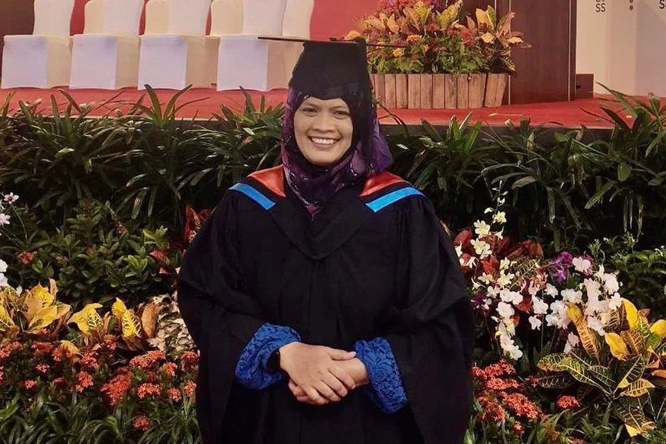 SEGETIR MANA IJAZAH BERJAYA DICAPAI: Cik Rohani As'ad ibarat bermimpi ketika berupaya menggenggam ijazah Sarjana Muda Sains dalam Perniagaan baru-baru ini selepas lalui tempoh mencabar mudah lupa, senang penat dan serba resah dek kesan barah usus yang dialami. Dua tahun lalu, beliau disahkan bebas barah. - Foto SUSS