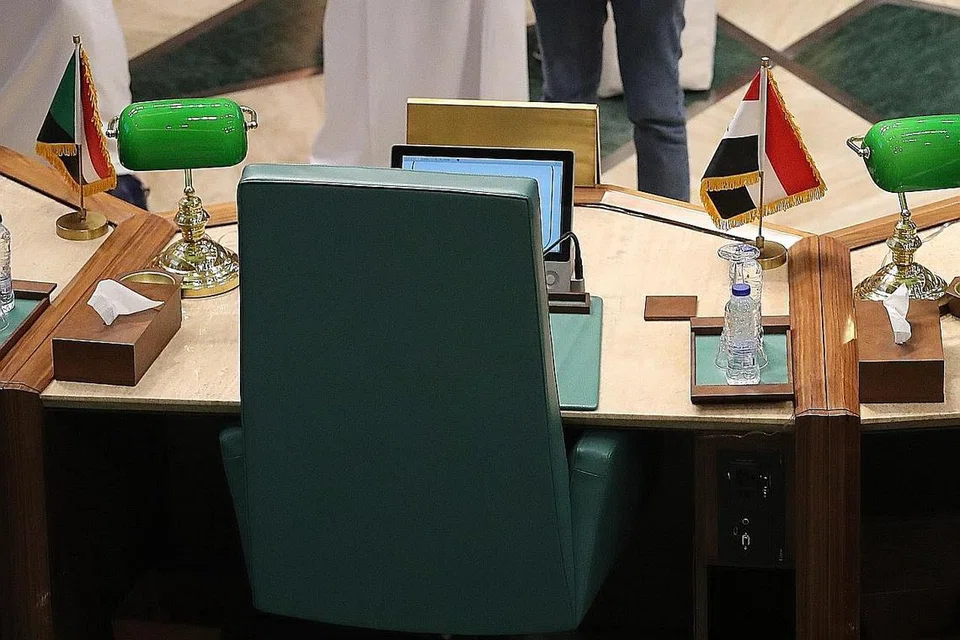 SIDANG TANPA SYRIA: Kerusi Syria masih dikosongkan semasa sidang di Kahirah pada 7 Mei 2023, yang memutuskan untuk menerima semula rejim Presiden Bashaar al-Assad ke dalam Liga Arab yang mempunyai 22 buah negara anggota. - Foto EPA-EFE