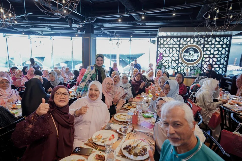 TEMU PEMINAT: Datuk Seri Siti Nurhaliza (berdiri) beramah mesra dengan peminat di acara ‘Up Close and Personal’ yang dianjurkan syarikat Deen Dunya di restoran The Malayan Council di The Fullerton Waterboat House pada 29 Oktober.