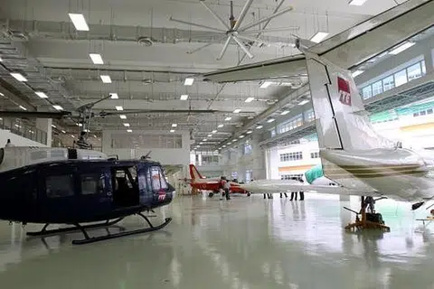  Kemudahan serba lengkap yang disediakan di ITE, seperti hangar siap dengan pesawat di ITE Kolej Central ini, antara factor yang membantu pelajar berjaya menamatkan kursus mereka. Gambar fail BERITA HARIAN