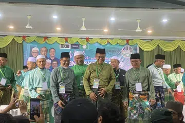 MENERAJUI CABARAN PN-PAS DI TERENGGANU: Datuk Seri Dr Ahmad Samsuri Mokhtar (tengah, bersongkok hitam) dan beberapa calon PN-PAS bergambar selepas majlis Pengisytiharan Calon PN/PAS PRN15 Terengganu di Dewan Tok Guru, Rusila, pada 27 Julai.