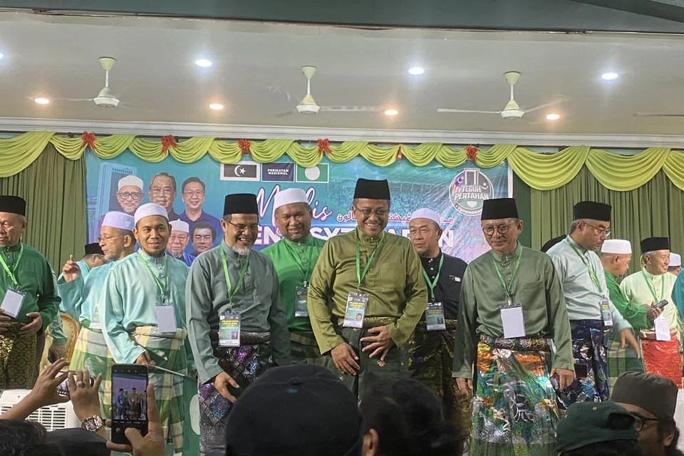 MENERAJUI CABARAN PN-PAS DI TERENGGANU: Datuk Seri Dr Ahmad Samsuri Mokhtar (tengah, bersongkok hitam) dan beberapa calon PN-PAS bergambar selepas majlis Pengisytiharan Calon PN/PAS PRN15 Terengganu di Dewan Tok Guru, Rusila, pada 27 Julai.