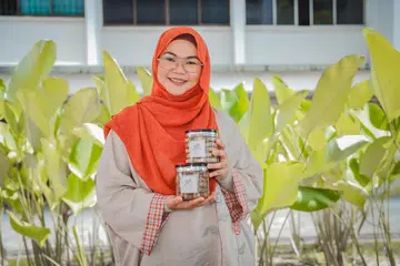 Suryana Norddin menjadikan kegemarannya membuat kuih-muih Raya sejak kecil sebagai pembakar semangat menjalankan perniagaan musiman di bawah jenama Kue Maksu.