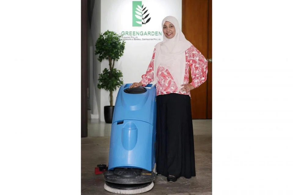 TERUS DIBANTU: Perusahaan akan terus dibantu dan digalak pemerintah untuk berinovasi. Cik Abedah A. Nasir, pengarah pembangunan syarikat Green Garden Cleaning bersama alat pembersihan baru yang dibeli melalui geran pemerintah. - Foto BH oleh JOEL CHAN