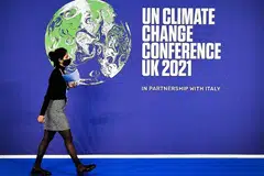 PERJALANAN BERMAKNA: COP26 berlangsung dari 31 Oktober hingga 12 November di Glasgow, Scotland. Ia sidang iklim terbesar sejak sidang puncak Paris 2015. Persidangan sedunia ini amat penting dalam menentukan sasaran pelepasan asap karbon serta mengukuhkan lagi beberapa komitmen penting dalam memastikan iklim dunia dapat dipulihara. - Foto AFP