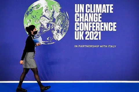 PERJALANAN BERMAKNA: COP26 berlangsung dari 31 Oktober hingga 12 November di Glasgow, Scotland. Ia sidang iklim terbesar sejak sidang puncak Paris 2015. Persidangan sedunia ini amat penting dalam menentukan sasaran pelepasan asap karbon serta mengukuhkan lagi beberapa komitmen penting dalam memastikan iklim dunia dapat dipulihara. - Foto AFP