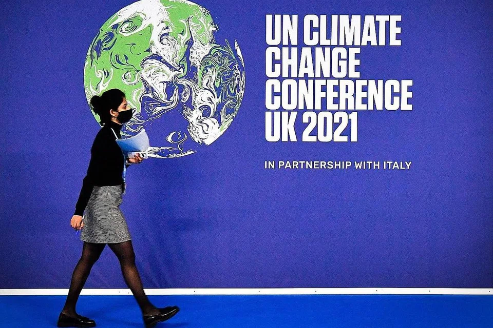 PERJALANAN BERMAKNA: COP26 berlangsung dari 31 Oktober hingga 12 November di Glasgow, Scotland. Ia sidang iklim terbesar sejak sidang puncak Paris 2015. Persidangan sedunia ini amat penting dalam menentukan sasaran pelepasan asap karbon serta mengukuhkan lagi beberapa komitmen penting dalam memastikan iklim dunia dapat dipulihara. - Foto AFP