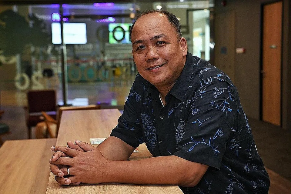 PUPUK CINTA KEPADA BAHASA IBUNDA: Encik Fuad Salim mengambil keputusan menceburi kerjaya sebagai guru kerana minatnya terhadap bahasa dan kesusasteraan Melayu dan ingin memupuknya di kalangan murid beliau.