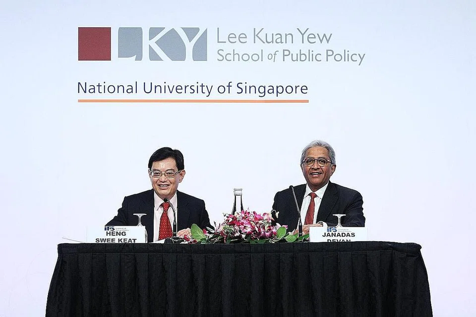 KONGSI PERSPEKTIF: Timbalan Perdana Menteri Heng Swee Keat (kiri) menyampaikan ucapan beliau di sidang Perspektif Singapura 2020. Bersama beliau ialah Encik Janadas Devan, Pengarah Institut Pengajian Dasar (IPS), penganjur sidang tersebut. - Foto HENG SWEE KEAT/FACEBOOK