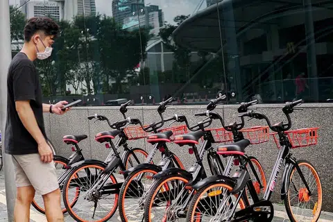TREND BASIKAL KONGSI MENINGKAT: Kededua firma pengendali basikal kongsi tempatan, Anywheel dan SG Bike menyaksikan peningkatan penggunaan basikal yang ketara sejak kebelakangan ini. - Foto SG BIKE