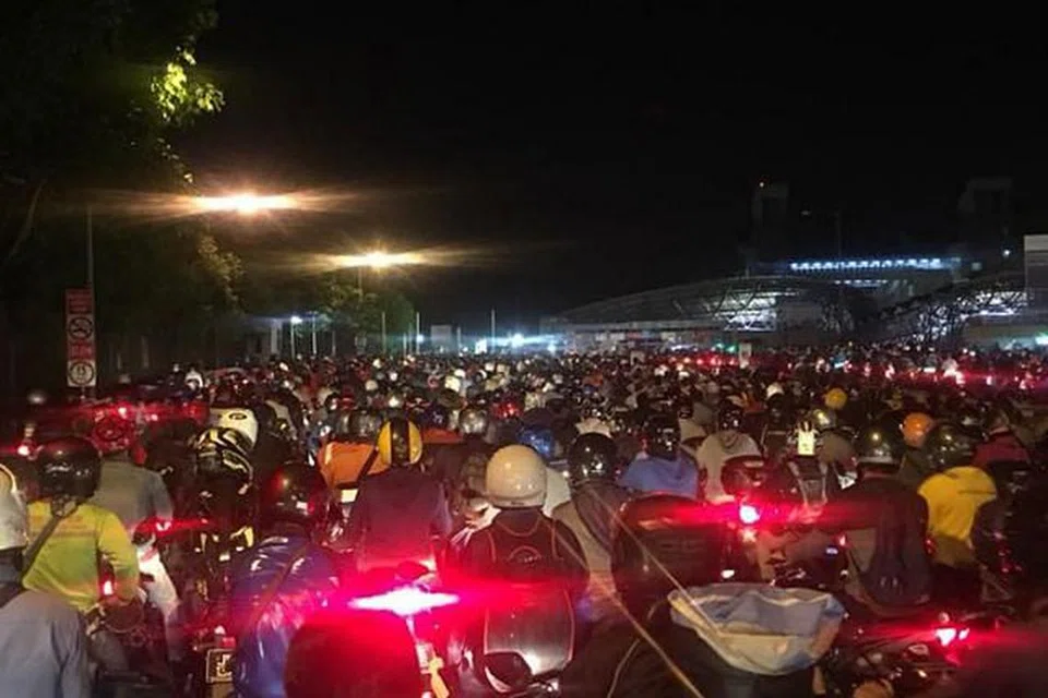 SEBABKAN KESESAKAN: Usaha mencari Asrul Nizam Jamil yang telah ditangkap hari ini (6 Julai) menyebabkan kesesakan di pusat pemeriksaan Woodlands semalam (gambar atas).