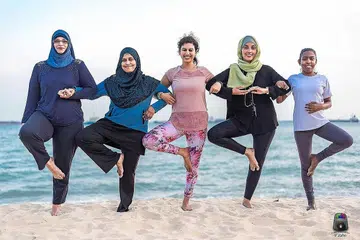 SALING MENDORONG: Menerusi program perkasa diri Sisterhood Mentorship yang diusahakan Cik Zaiton Majeed (dua dari kanan), di tepi pantai East Coast Park, wanita seperti (dari kiri) Cik Sheela, Cik Nachiya, Cik Archana dan Cik Jen Erika, dapat belajar meraih kekuatan diri dalam mengharungi ujian kehidupan. - Foto-foto ihsan ZAITON MAJEED 