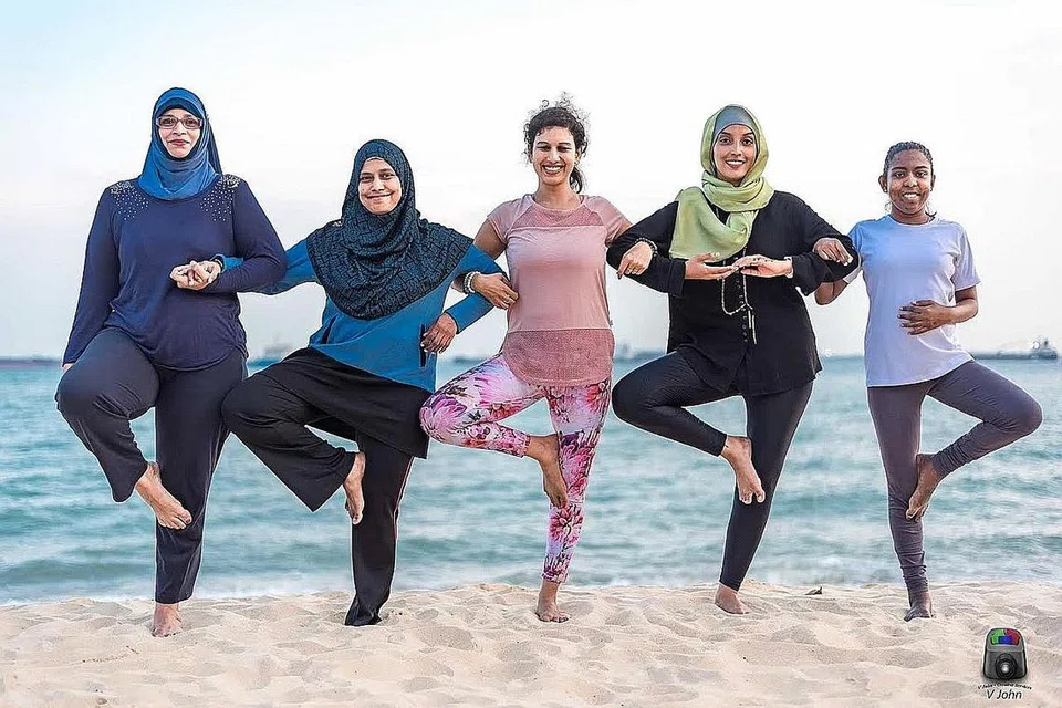 SALING MENDORONG: Menerusi program perkasa diri Sisterhood Mentorship yang diusahakan Cik Zaiton Majeed (dua dari kanan), di tepi pantai East Coast Park, wanita seperti (dari kiri) Cik Sheela, Cik Nachiya, Cik Archana dan Cik Jen Erika, dapat belajar meraih kekuatan diri dalam mengharungi ujian kehidupan. - Foto-foto ihsan ZAITON MAJEED 