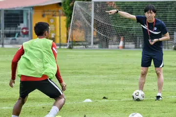 PUAS HATI DENGAN PRESTASI PASUKAN: Jurulatih baru Singa, Takayuki Nishigaya (kanan), gembira melihat pasukannya merintis beberapa peluang jaringan semasa perlawanan ujian dengan Kuwait, namun beliau menggesa para pemain supaya meningkatkan tahap kecergasan mereka. - Foto FAS