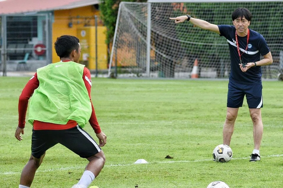 PUAS HATI DENGAN PRESTASI PASUKAN: Jurulatih baru Singa, Takayuki Nishigaya (kanan), gembira melihat pasukannya merintis beberapa peluang jaringan semasa perlawanan ujian dengan Kuwait, namun beliau menggesa para pemain supaya meningkatkan tahap kecergasan mereka. - Foto FAS