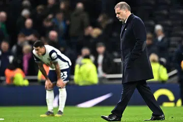 Ange Postecoglou bersemuka dengan sekumpulan penyokong Spurs selepas kekalahan mereka kepada Bournemouth.