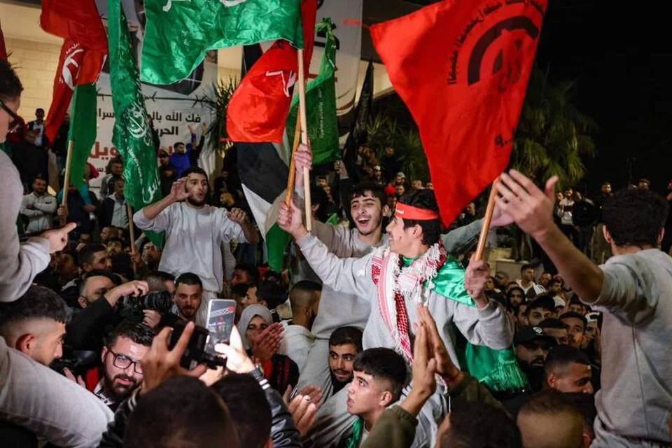 GEMBIRA TIDAK TERKATA: Tahanan Palestin yang mengharapkan kedamaian meraikan pembebasan mereka dalam tempoh gencatan senjata yang menghentikan peperangan buat seketika.