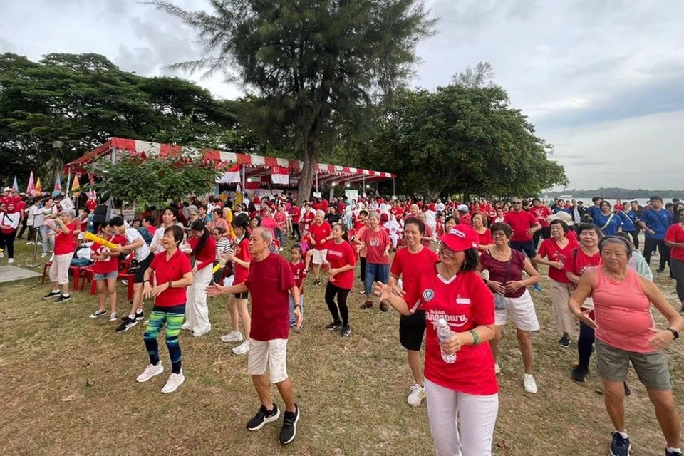Para peserta sama-sama lakukan senaman sambil menikmati persembahan nyanyian dan tarian.