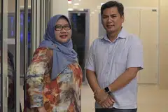 TABUR JASA: Cik Rahidah dan Encik Azrin memimpin MAEC Marsiling dengan sokongan dan kerjasama anggota relawan yang lain. - Foto BH oleh ALPHONSUS CHERN