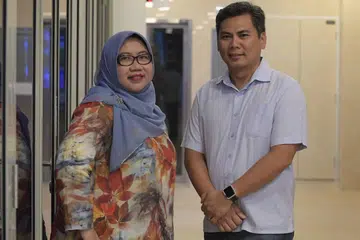 TABUR JASA: Cik Rahidah dan Encik Azrin memimpin MAEC Marsiling dengan sokongan dan kerjasama anggota relawan yang lain. - Foto BH oleh ALPHONSUS CHERN